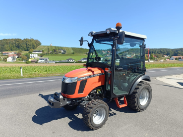 Kleintraktor TAFE 6028 M mit Schaltgetriebe und Kabine